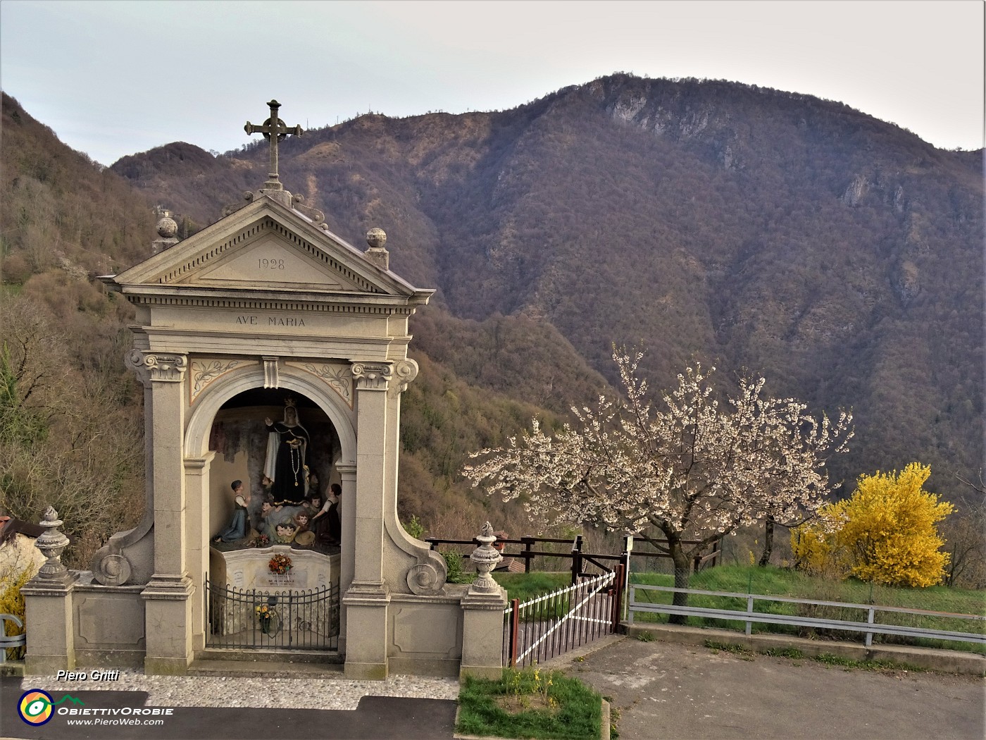 10 Cappella Madonna dei campi di Stezzano di fronte all'ingresso della chiesa con vista in Corna Bianca.JPG